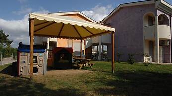 Holiday Village Escape With Garden and Fireplace