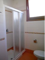 Holiday Village Escape With Garden and Fireplace