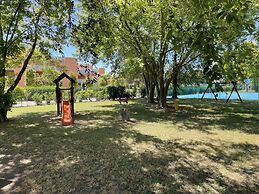 Relax With Your Family by the Pool - Beahost