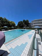 Relax With Your Family by the Pool - Beahost