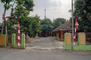 SPOT ON 92856 Home Stay Syariah Aom Kusman