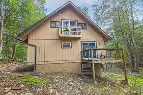 Poconos Chalet Newly Renovated, Great Location 4 Bedroom Home by RedAw