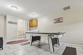 Poconos Chalet Newly Renovated, Great Location 4 Bedroom Home by RedAw