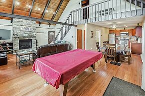 Poconos Chalet Newly Renovated, Great Location 4 Bedroom Home by RedAw