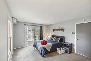 Poconos Chalet Newly Renovated, Great Location 4 Bedroom Home by RedAw