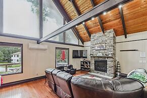 Poconos Chalet Newly Renovated, Great Location 4 Bedroom Home by RedAw