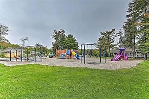 Poconos Chalet Newly Renovated, Great Location 4 Bedroom Home by RedAw