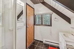 Poconos Chalet Newly Renovated, Great Location 4 Bedroom Home by RedAw