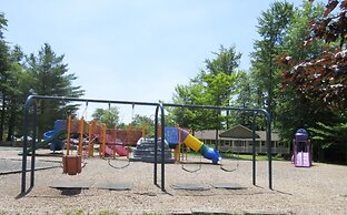 Poconos Chalet Newly Renovated, Great Location 4 Bedroom Home by RedAw