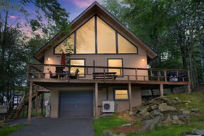 Poconos Chalet Newly Renovated, Great Location 4 Bedroom Home by RedAw