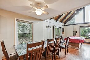 Poconos Chalet Newly Renovated, Great Location 4 Bedroom Home by RedAw