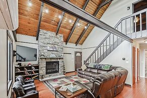Poconos Chalet Newly Renovated, Great Location 4 Bedroom Home by RedAw