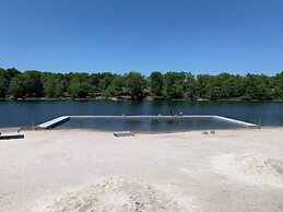 Poconos Chalet Newly Renovated, Great Location 4 Bedroom Home by RedAw