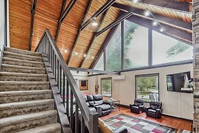 Poconos Chalet Newly Renovated, Great Location 4 Bedroom Home by RedAw