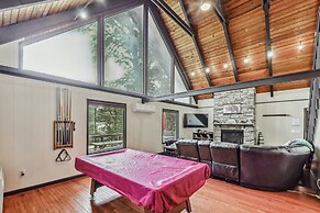 Poconos Chalet Newly Renovated, Great Location 4 Bedroom Home by RedAw