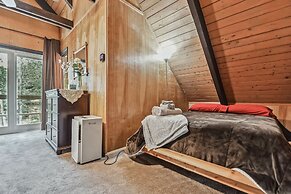 Poconos Chalet Newly Renovated, Great Location 4 Bedroom Home by RedAw