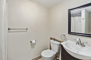 Poconos Chalet Newly Renovated, Great Location 4 Bedroom Home by RedAw