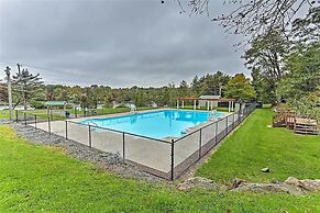 Poconos Chalet Newly Renovated, Great Location 4 Bedroom Home by RedAw