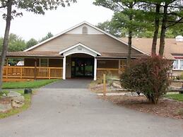 Poconos Chalet Newly Renovated, Great Location 4 Bedroom Home by RedAw