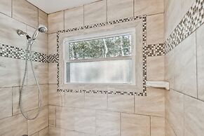 Poconos Chalet Newly Renovated, Great Location 4 Bedroom Home by RedAw