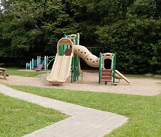 Poconos Chalet Newly Renovated, Great Location 4 Bedroom Home by RedAw