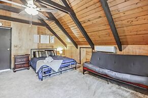 Poconos Chalet Newly Renovated, Great Location 4 Bedroom Home by RedAw