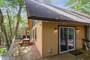 Poconos Chalet Newly Renovated, Great Location 4 Bedroom Home by RedAw