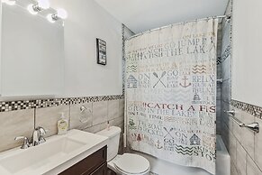 Poconos Chalet Newly Renovated, Great Location 4 Bedroom Home by RedAw