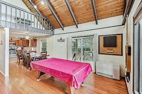 Poconos Chalet Newly Renovated, Great Location 4 Bedroom Home by RedAw