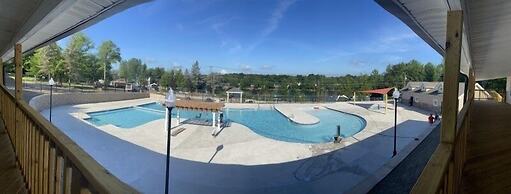 Poconos Chalet Newly Renovated, Great Location 4 Bedroom Home by RedAw