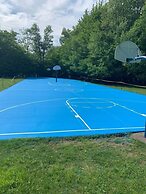 Poconos Chalet Newly Renovated, Great Location 4 Bedroom Home by RedAw