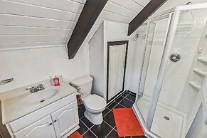 Poconos Chalet Newly Renovated, Great Location 4 Bedroom Home by RedAw