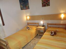 Adorable Villa for 8 People Close to the sea