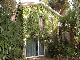 Lovely Villa With Garden in - Beahost