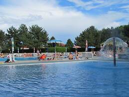 Homely Apartment With Shared Pools - Beahost