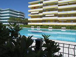 Homely Apartment With Shared Pools - Beahost