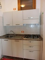 Cozy Flat With Sunlit Balcony Retreat - Beahost