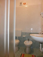 Cozy Flat With Sunlit Balcony Retreat - Beahost