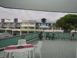 Luminous Beachside Flat - Beahost