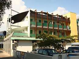 Luminous Beachside Flat - Beahost