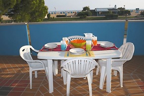 Beachfront Colourful Flat With Swimming Pool