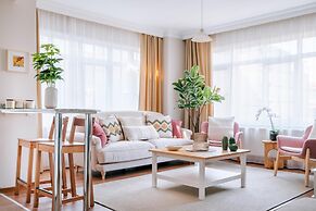 Charming Oasis w Balcony 5 min to Bull Statue