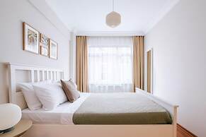 Charming Oasis w Balcony 5 min to Bull Statue