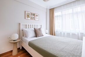 Charming Oasis w Balcony 5 min to Bull Statue