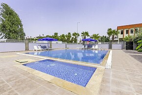 Flat w Shared Pool and Balcony 8 min to Beach
