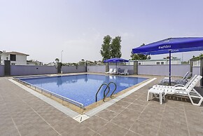 Flat w Shared Pool and Balcony 8 min to Beach