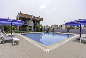 Flat w Shared Pool and Balcony 8 min to Beach