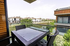 Flat w Shared Pool and Balcony 8 min to Beach