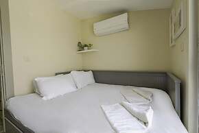 Flat w Shared Pool and Balcony 8 min to Beach