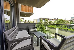 Flat w Shared Pool and Balcony 8 min to Beach